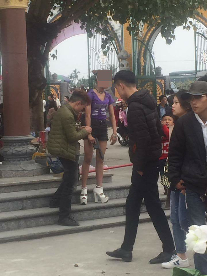 Mặc váy ngắn, áo mỏng lộ cả nội y, đây là những hình ảnh nhức mắt nhất Tết 2018